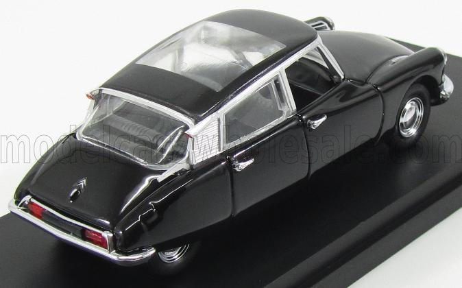 Coche de juguete Citroën DS vintage negro con detalles plateados sobre una base negra, disponible a través de Vroomi.