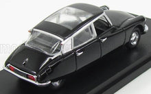 Coche de juguete Citroën DS vintage negro con detalles plateados sobre una base negra, disponible a través de Vroomi.