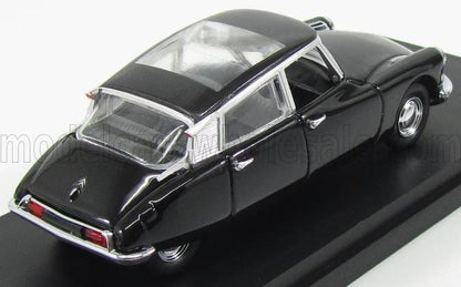 Coche de juguete Citroën DS vintage negro con detalles plateados sobre una base negra, disponible a través de Vroomi.