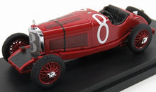 Modelo de coche de carreras vintage rojo con el número 8 en el lateral, neumáticos y parrilla detallados, disponible en Vroomi.