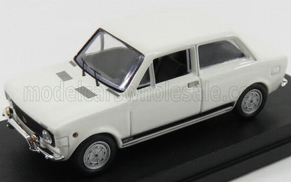 Coche de juguete Fiat 128 vintage blanco sobre base negra, disponible a través de la plataforma Vroomi.