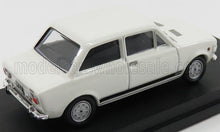 Modelo clásico de coche vintage blanco de cuatro puertas sobre una base negra, ahora accesible a través de Vroomi.