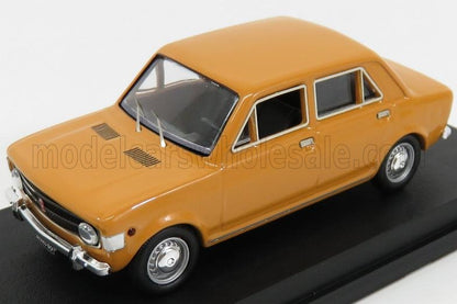 Coche de colección Fiat 128 naranja sobre un expositor negro, disponible a través de la plataforma Vroomi.