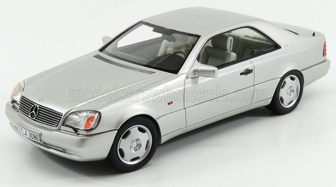 Maqueta de coche Mercedes-Benz plateado, diseño coupé, réplica coleccionable, disponible para su compra en Vroomi.