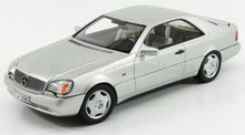Maqueta de coche Mercedes-Benz plateado, diseño coupé, réplica coleccionable, disponible para su compra en Vroomi.