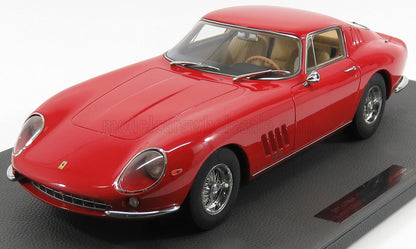 Maqueta clásica del Ferrari 275 GTB en color rojo sobre un expositor, disponible a través de la plataforma Vroomi.