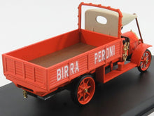 Modelo vintage de camión de reparto Birra Peroni rojo con plataforma de madera y toldo beige, ahora disponible en Vroomi.