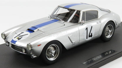Modelo de coche de carreras Silver 250 GT SWB con franja azul y número 14, expuesto en un soporte negro, disponible a través de Vroomi.