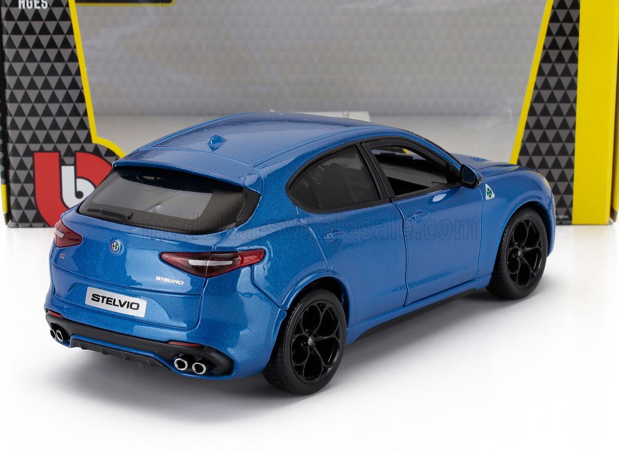 Modelo de coche Alfa Romeo Stelvio azul con ruedas negras sobre superficie blanca, disponible a través de la tienda Vroomi.