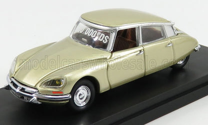 Modelo de Citroën DS dorado en expositor, anunciado con disponibilidad a través de la plataforma Vroomi.