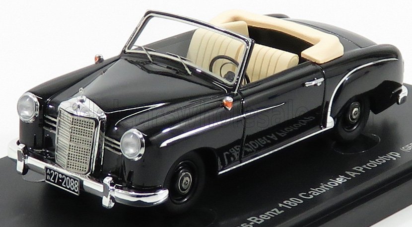 Mercedes-Benz 180 Cabriolet negro. Un modelo de coche con interior beige, expuesto y disponible en Vroomi.