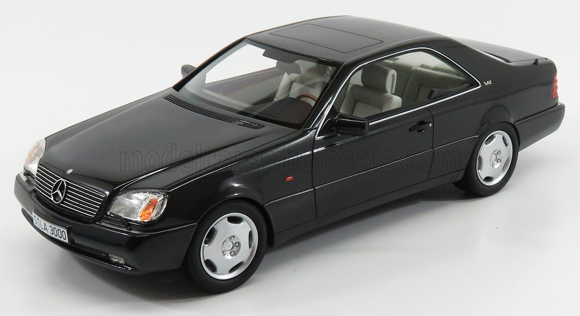 Coupé Mercedes-Benz negro, modelo a escala 1/18, interior detallado, ya disponible para coleccionistas.