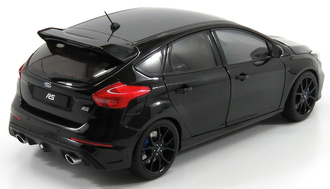 Ford Focus RS hatchback negro con alerón trasero deportivo y doble escape, disponible en la plataforma Vroomi.