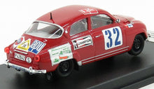 Coche de carreras rojo a escala 1/43 con adhesivos de competición, número 32, actualmente disponible en línea.