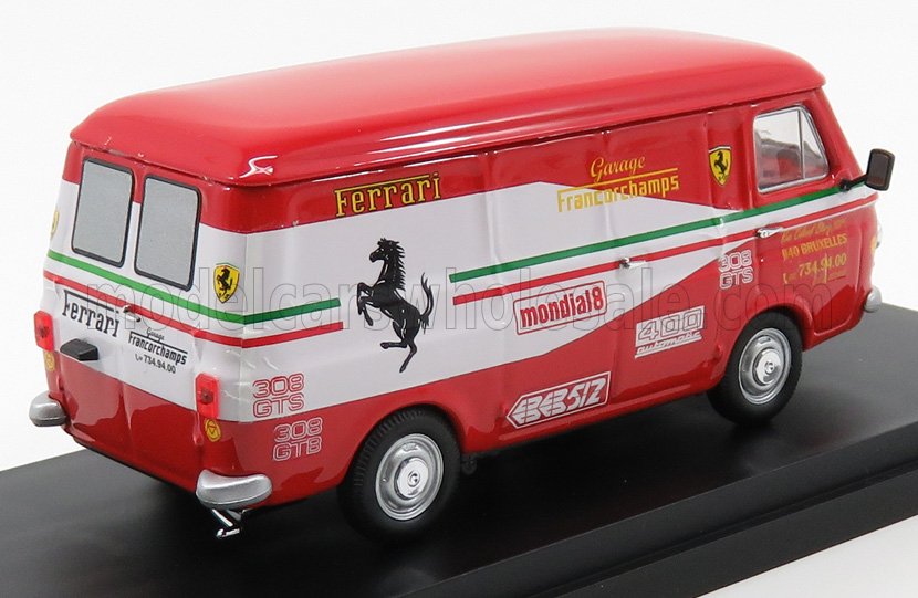 Modelo de furgoneta de reparto vintage Ferrari roja y blanca con el logotipo del caballo rampante negro, presentado en Vroomi.