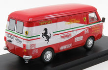 Modelo de furgoneta de reparto vintage Ferrari roja y blanca con el logotipo del caballo rampante negro, presentado en Vroomi.