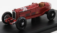 Modelo vintage de coche de carreras rojo con el número 58 en un expositor, disponible a través de Vroomi.