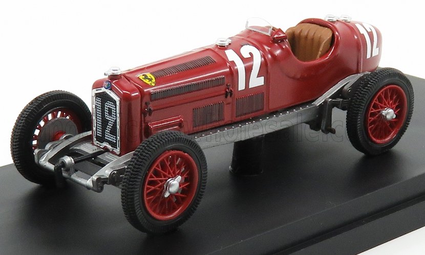 Modelo vintage de coche de carreras rojo con el número 12 en un expositor, ofrecido a través de Vroomi.