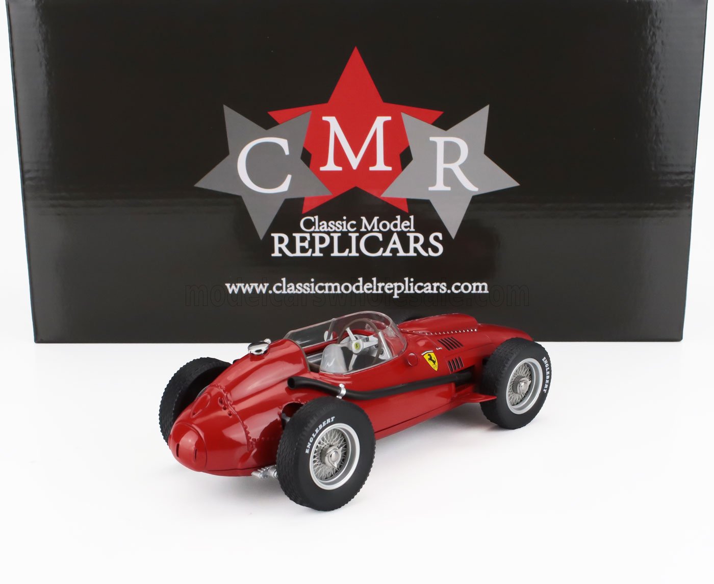 Réplica de un coche de carreras Ferrari clásico rojo expuesta con una caja Classic Model Replicars, también disponible en Vroomi.