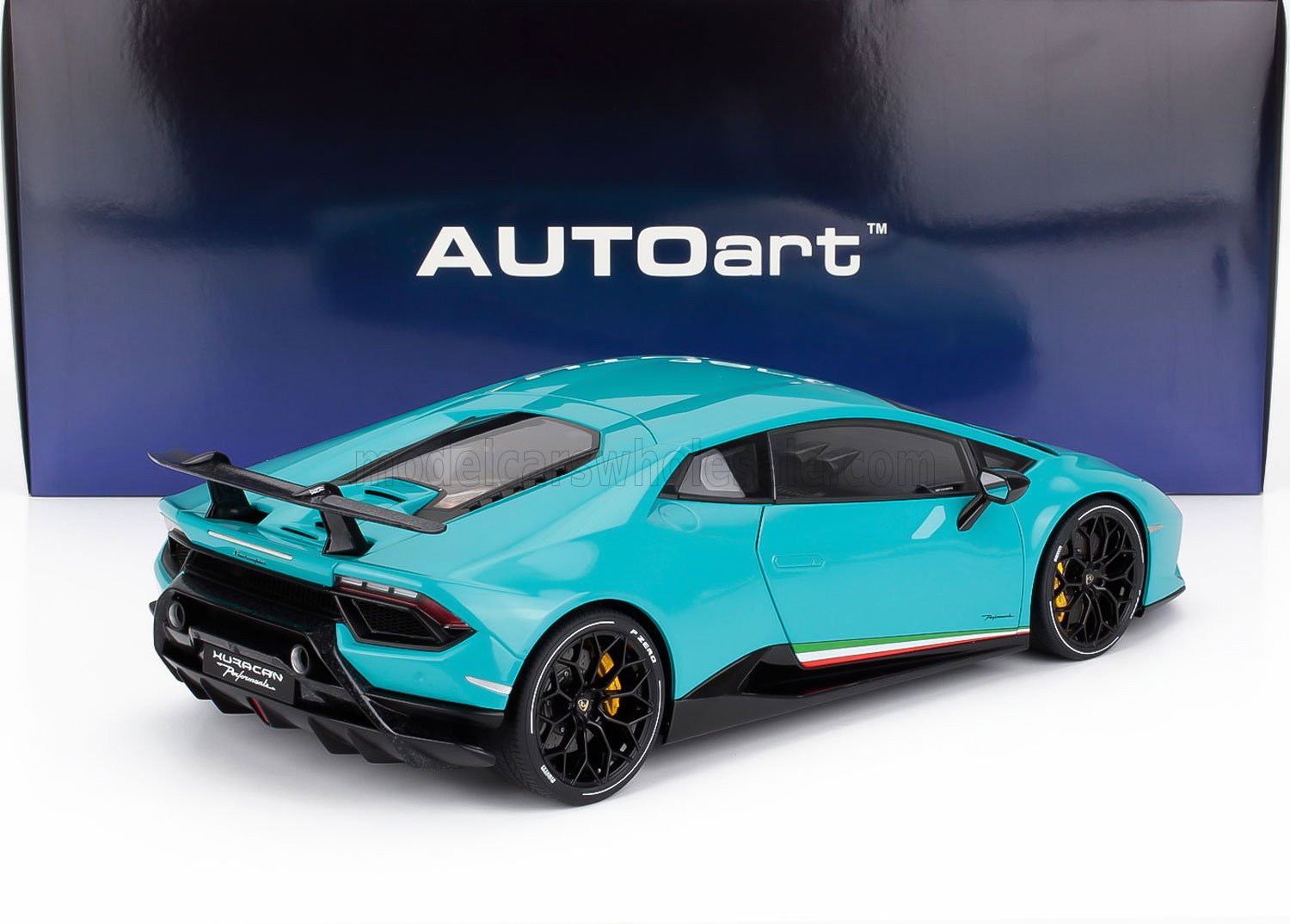 Un modelo de coche Lamborghini Huracan Performante de color verde azulado con alerón negro y pinzas de freno amarillas, presentado por AUTOart, vendido en Vroomi.