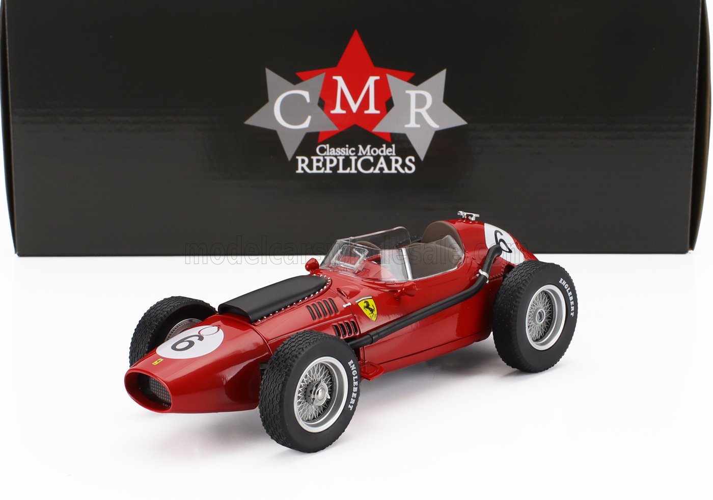 Modelo clásico rojo de coche de carreras Ferrari con el número 6, expuesto con caja Classic Model Replicars, anunciado en Vroomi.