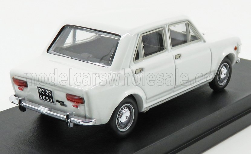 Modelo clásico de coche blanco de cuatro puertas sobre un expositor negro disponible a través del mercado Vroomi.