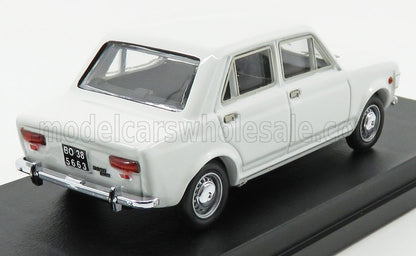 Modelo clásico de coche blanco de cuatro puertas sobre un expositor negro disponible a través del mercado Vroomi.