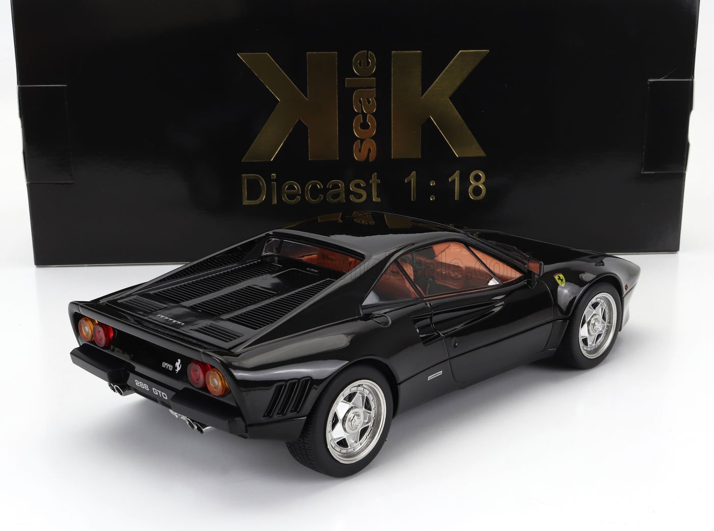 Coche a escala 1:18 de Ferrari 288 GTO en color negro con interior rojo, presentado en embalaje KK Scale, a la venta en Vroomi.