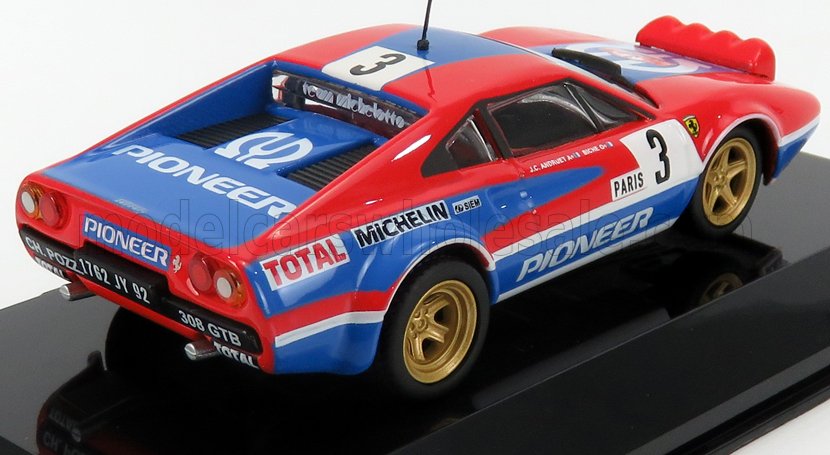 Modelo de coche de carreras Ferrari 308 GTB rojo, azul y blanco con las marcas Pioneer y Michelin, presentado en Vroomi.