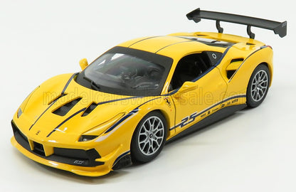 Coche modelo Ferrari amarillo con rayas negras de carreras y gran alerón trasero, disponible a través de Vroomi.