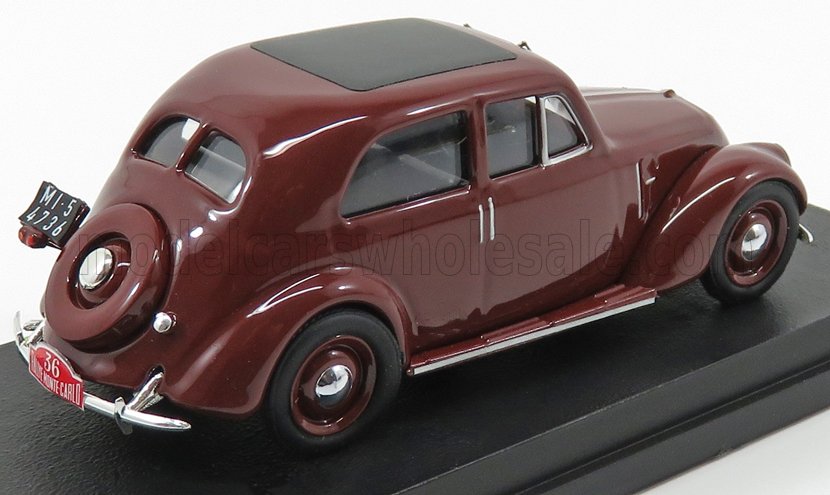Coche de colección marrón de los años 30 con techo negro en expositor, ahora a la venta a través de Vroomi.