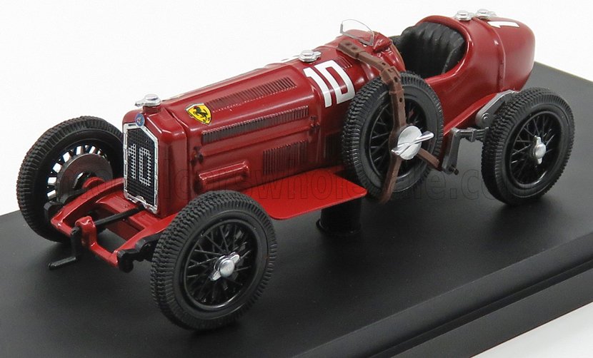 Modelo de coche de carreras vintage rojo con el número 10, rueda de repuesto y logotipo de Ferrari, presentado en Vroomi.