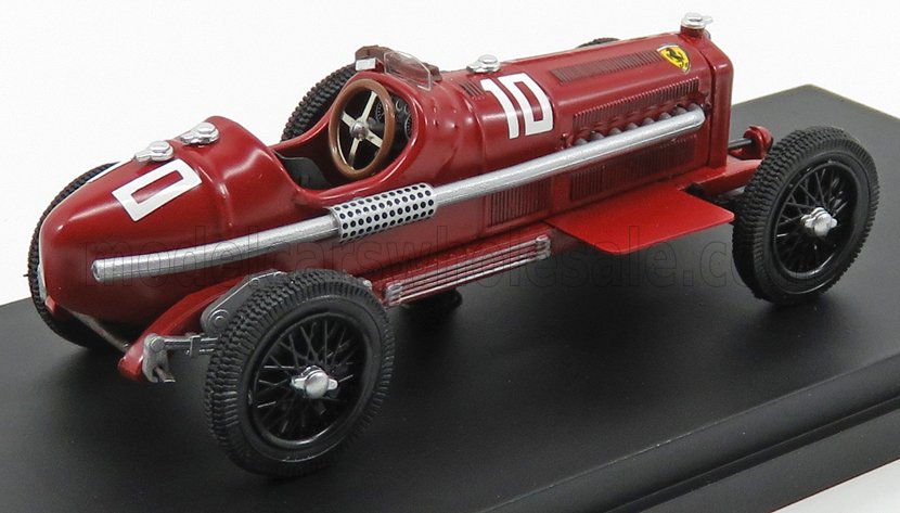 Modelo detallado de coche de carreras Ferrari vintage rojo con el número 10, expuesto sobre una base negra, disponible en Vroomi.