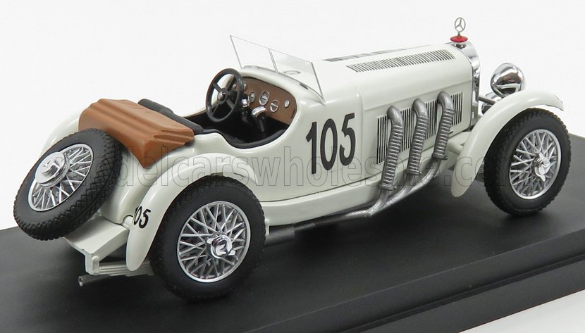 Modelo de coche de carreras Mercedes 105 vintage blanco con asiento marrón y rueda de repuesto, disponible en Vroomi.