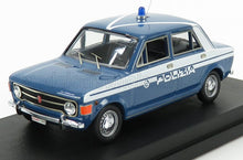 Modelo vintage azul de coche de policía italiano Polizia con rayas blancas y sirena en el techo, disponible en Vroomi.