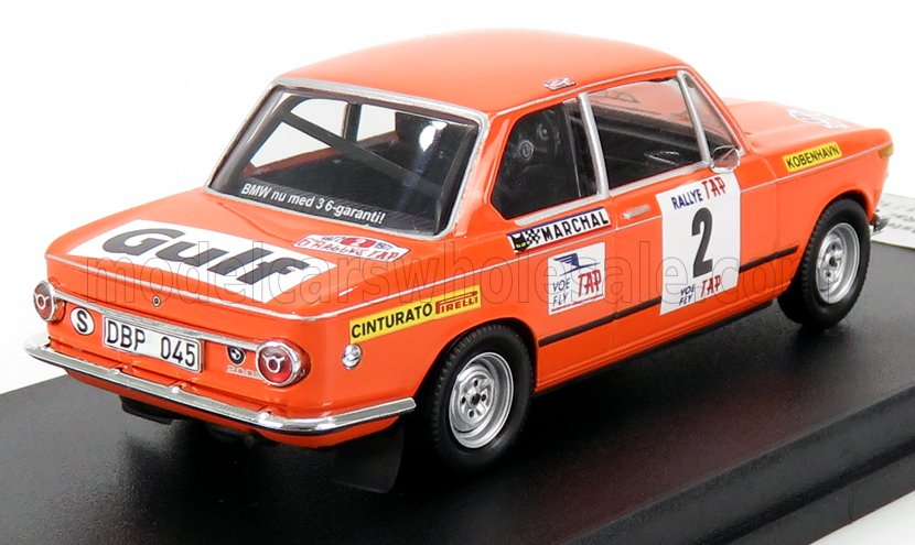 Modelo clásico de coche de rally BMW 2002 naranja con pegatinas de patrocinadores, disponible a través de Vroomi.