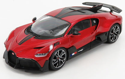 Modelo de coche Bugatti Divo rojo con detalles en negro y ruedas detalladas, disponible a través de Vroomi.