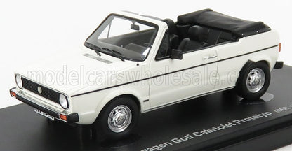 Prototipo de coche Volkswagen Golf Cabriolet blanco con capota convertible negra plegada, mostrado sobre una base de exposición, disponible en Vroomi.