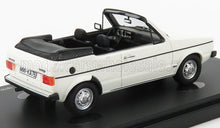 Coche de colección descapotable blanco con interior negro en expositor, a la venta en Vroomi.