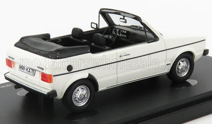 Coche de colección descapotable blanco con interior negro en expositor, a la venta en Vroomi.