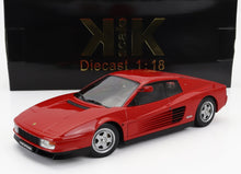Coche en miniatura Ferrari Testarossa a escala 1:18 en color rojo delante de un embalaje negro a escala KK disponible en Vroomi.