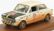 Modelo de coche de rally vintage blanco con el número 97, luces delanteras adicionales y pegatinas de patrocinadores; disponible en Vroomi.