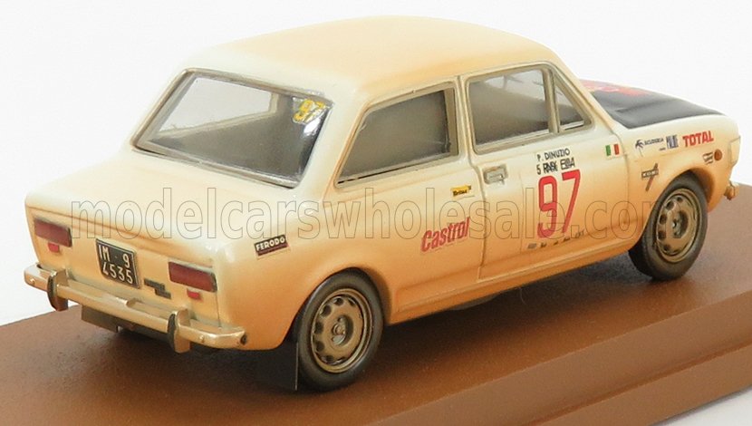 Coche de carreras vintage de color beige con el número 97, calcomanías detalladas, en soporte de exposición, disponible a través de Vroomi.