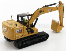 Maqueta a escala de una excavadora CAT 323 amarilla con orugas negras y cabina detallada sobre fondo blanco, disponible en Vroomi.