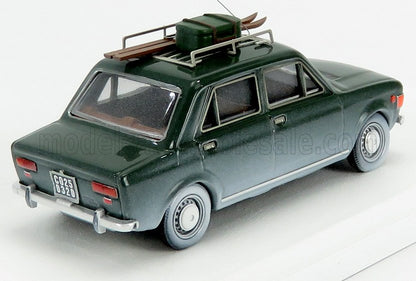 Coche de juguete vintage de color verde oscuro con portaequipajes, esquís y maleta, ya disponible en Vroomi.