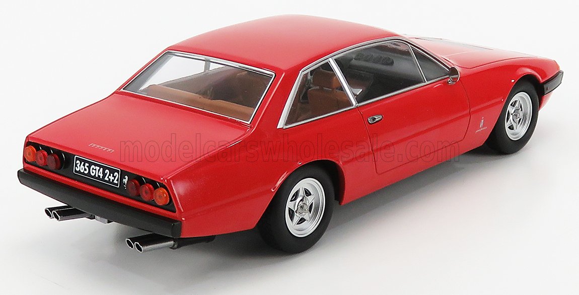 Coche clásico Ferrari 365 GT4 2+2 rojo con llantas cromadas, presentado en Vroomi.