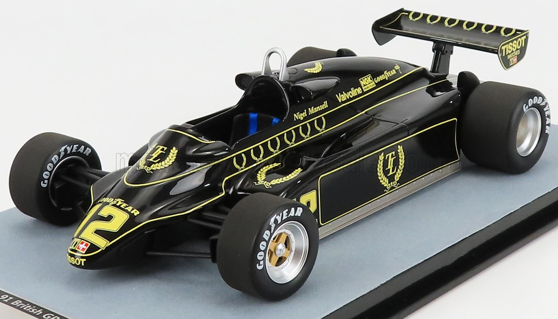 Modelo vintage de coche de carreras de Fórmula 1 en negro y dorado con neumáticos Goodyear y adhesivos de patrocinadores, a la venta en Vroomi.