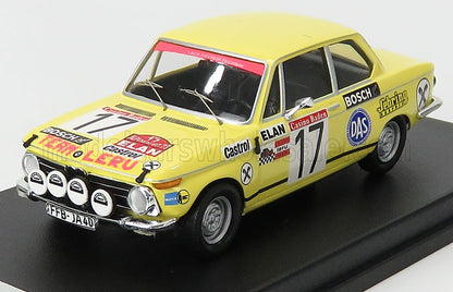 Maqueta vintage de coche de carreras amarillo con adhesivos de rally, coleccionable y ya disponible online.