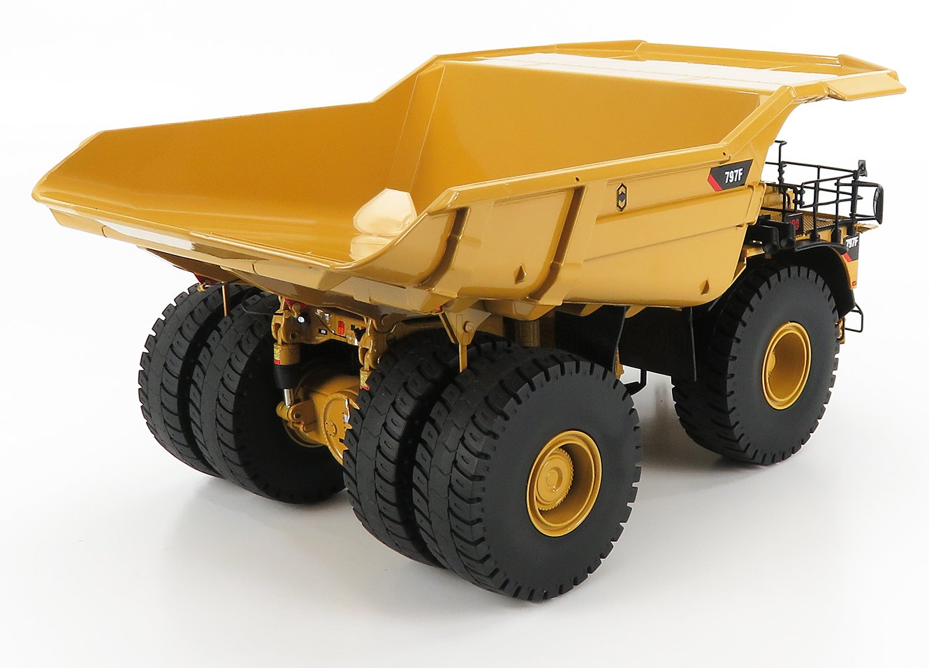 Modelo de camión volquete minero 797F amarillo de alta resistencia con neumáticos grandes y resistentes, ahora disponible en Vroomi.