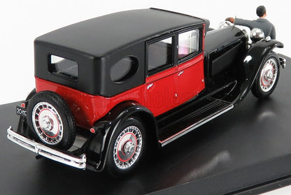 Modelo clásico de coche vintage rojo y negro con techo blando negro en exposición, disponible en Vroomi.